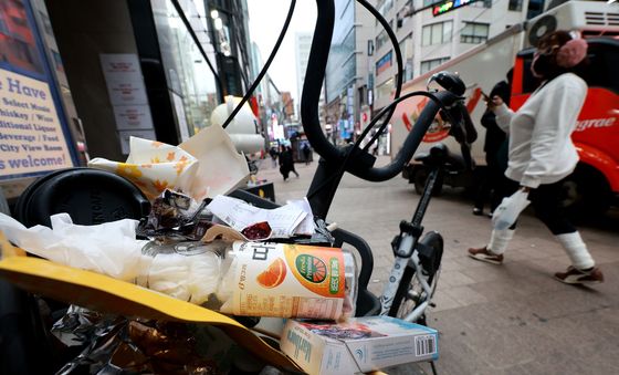 공유 자전거 바구니에 담긴 쓰레기