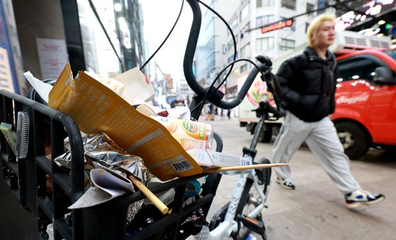 공유 자전거에 쓰레기 버리지 말아주세요