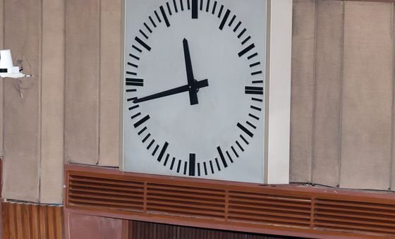 최장 시간 필리버스터 마친 장동혁 대표 '송언석 원내대표와 악수'