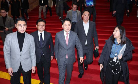 회의장 나서는 장동혁