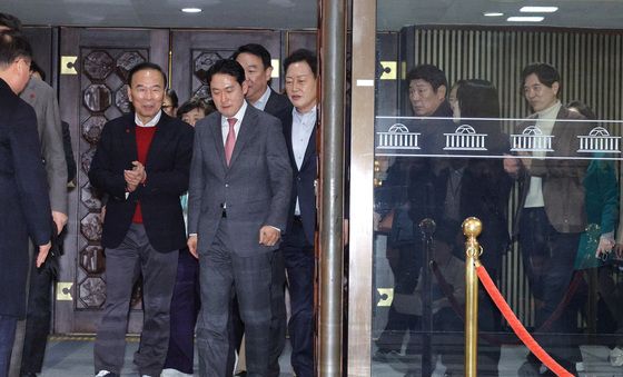 본회의장 나서는 장동혁 '24시간 필리버스터 종료'