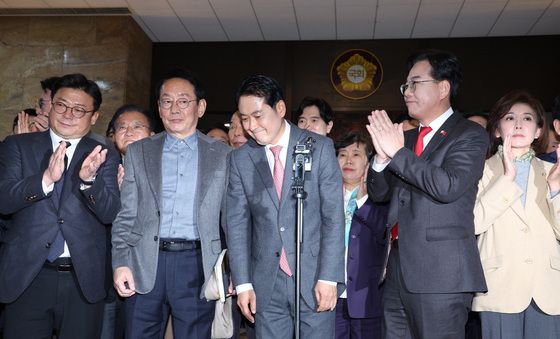 동료 의원들 박수 받는 장동혁