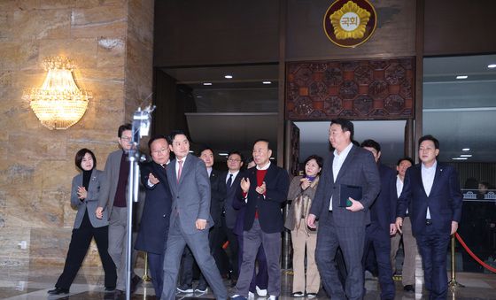 본회의장 나서는 장동혁 대표