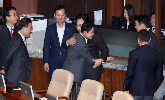 24시간 무제한 토론 마친 장동혁 대표, 송언석 원내대표와 포옹