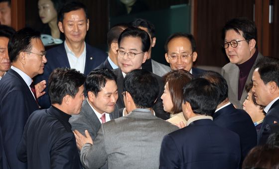 나경원 의원과 인사하는 장동혁 대표