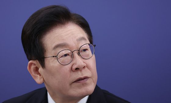 발언 경청하는 이재명 대통령