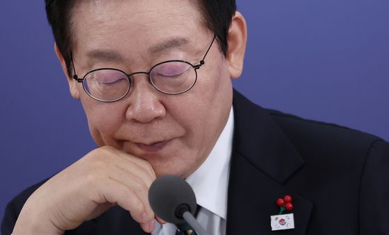 국무위원 발언 듣는 이재명 대통령