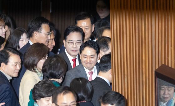 본회의장 나서는 장동혁