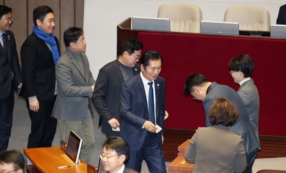 내란전담재판부 무제한 토론 종결 동의 투표하는 정청래 대표