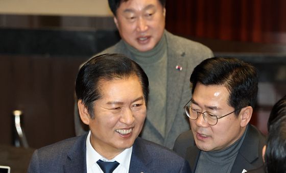 미소 짓는 정청래 대표