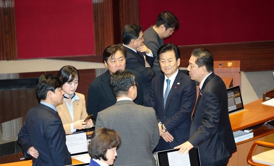 대화 나누는 김병기 원내대표와 정동영 통일부 장관