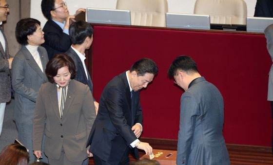 무제한 토론 종결 투표하는 김병기 원내대표