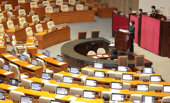 텅 빈 본회의장 속 필리버스터하는 최수진