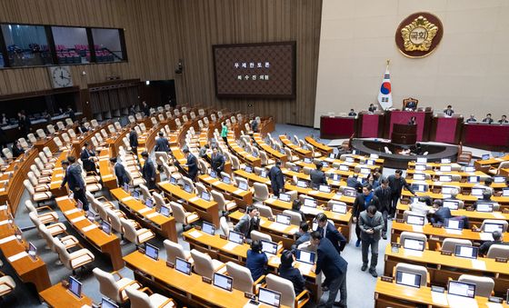 본회의장 떠나는 민주당 의원들