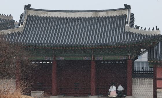 진눈깨비 내리는 고궁