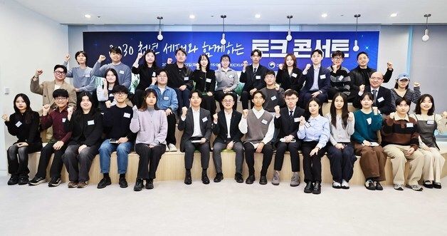 기념 촬영하는 김정관 장관