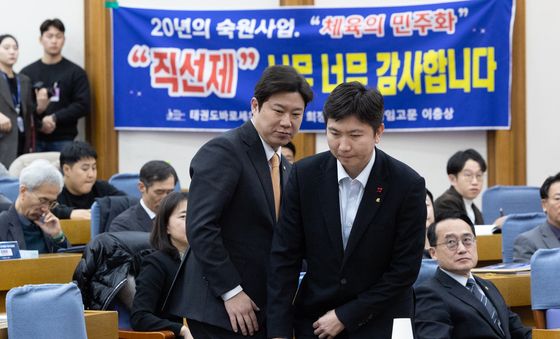 자리 향하는 유승민 대한체육회장