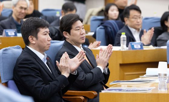 나란히 박수 치는 유승민 대한체육회장과 진종오 국민의힘 의원