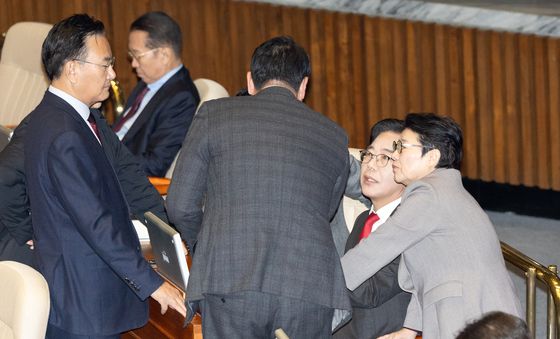 대화 나누는 국민의힘 원내지도부