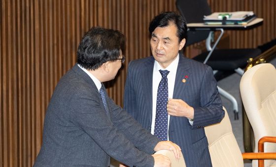 대화 나누는 안규백 장관