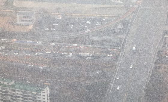 눈 내리기 시작한 서울