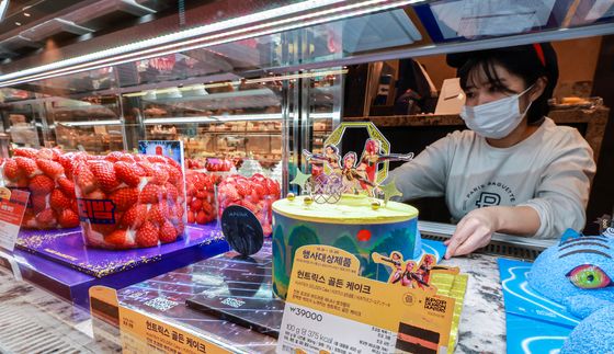 크리스마스 앞두고 분주한 케이크 정리