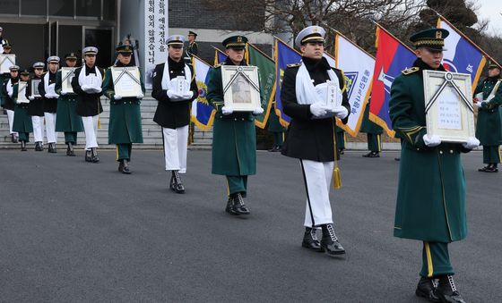 봉송되는 전쟁 영웅