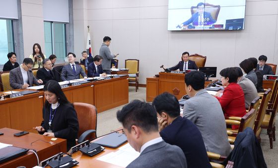 안건 의결하는 이양수 위원장