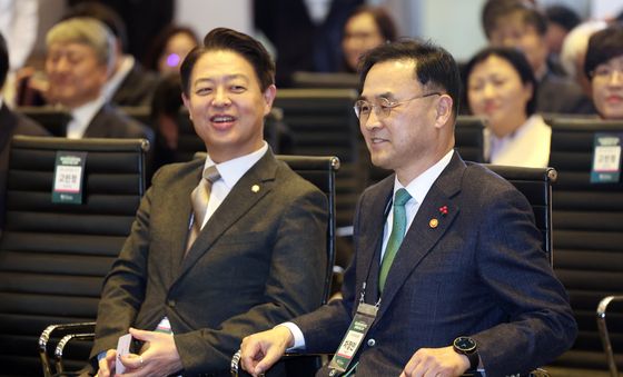 대화 나누는 차정인·김영호