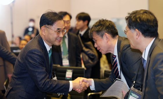 인사 나누는 차정인 위원장