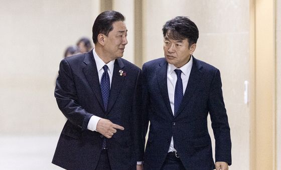 여야 원내대표 회동 향하는 김병기·문진석