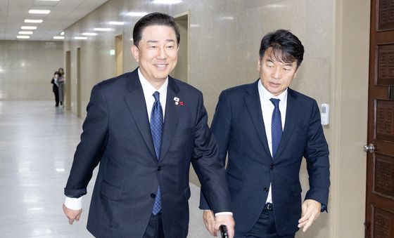 여야 원내대표 회동 나서는 김병기·문진석