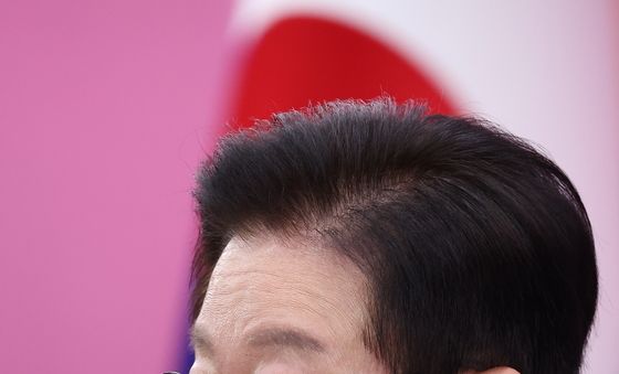 목 축이는 이재명 대통령