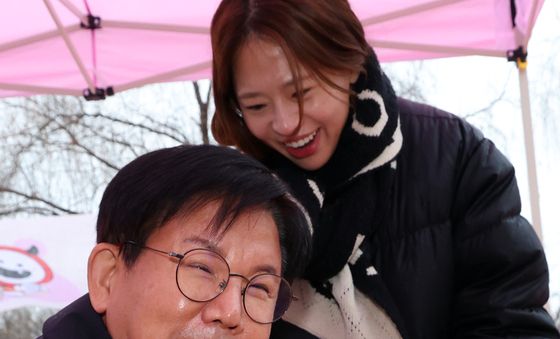 반려견과 함께 즐기는 크리스마스…마포 캠핑장 페스타