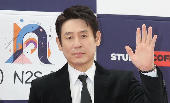 설경구, 근사한 손 인사