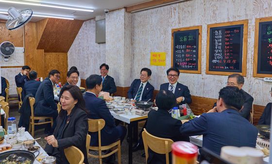 국무위원들과 식사하는 이재명 대통령