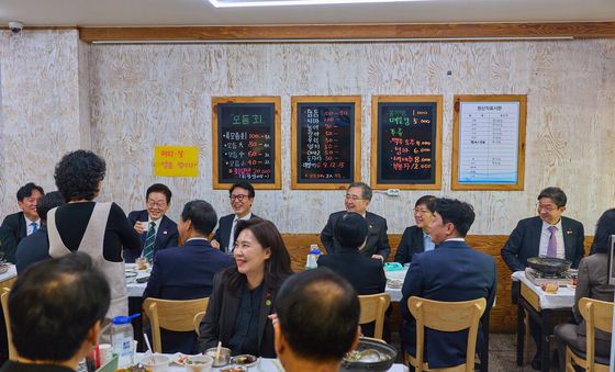 부전시장에서 점심식사 하는 이재명 대통령