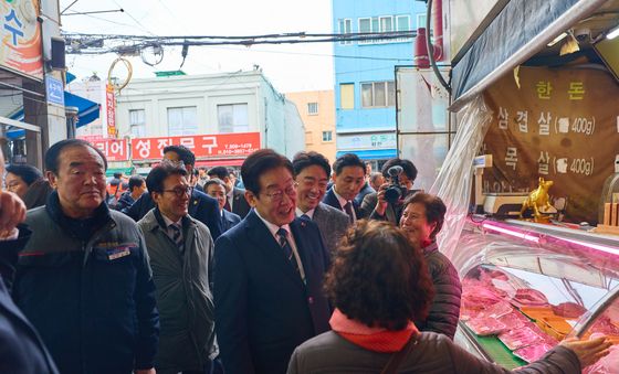 부산 부전시장 상인들과 대화하는 이재명 대통령