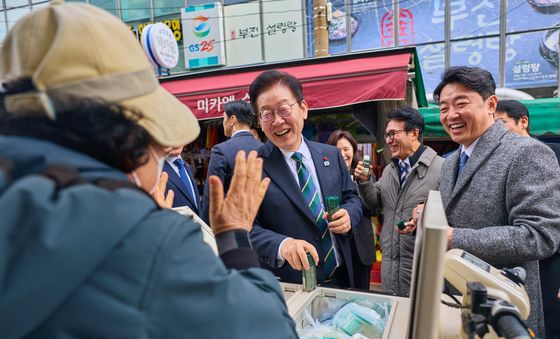 부전시장 상인과 대화하는 이재명 대통령