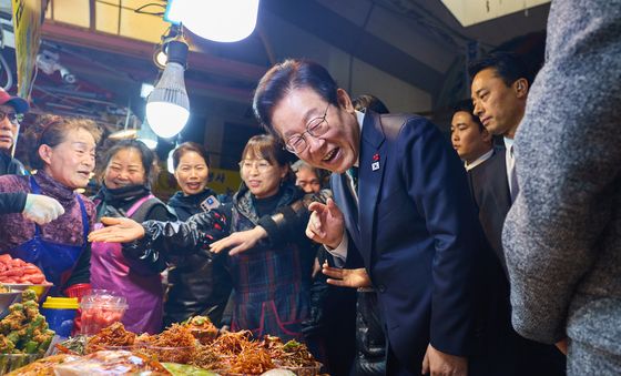 이재명 대통령, 부산 부전시장 상인들과 소통