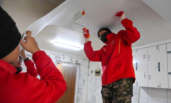 귀신잡는 해병대원, 사랑의 도배 작업