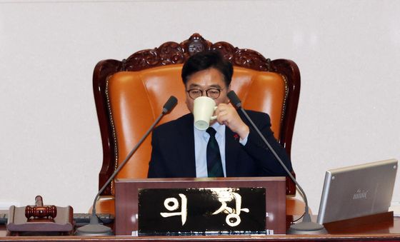 목 축이는 우원식 국회의장