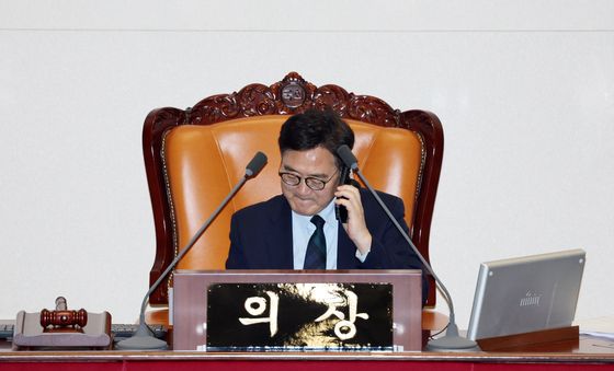 굳은 표정으로 통화하는 우원식 국회의장