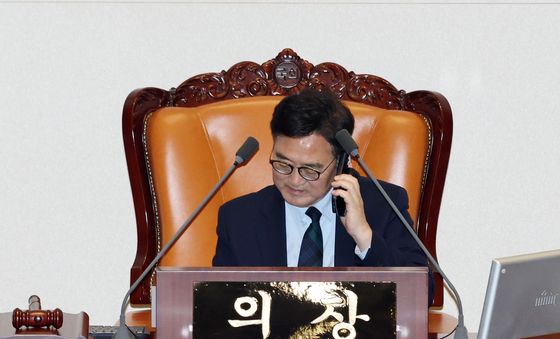 통화하는 우원식 국회의장