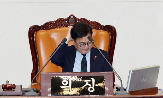 무제한 토론 사회 이어가는 우원식 국회의장