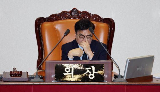 안경 고쳐쓰는 우원식 의장