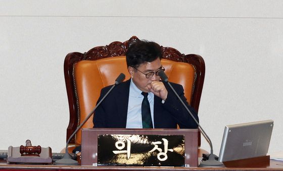 기침하는 우원식 의장