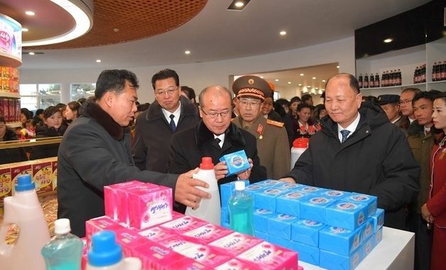 길주군 지방공업공장에서 물건 살펴보는 간부들