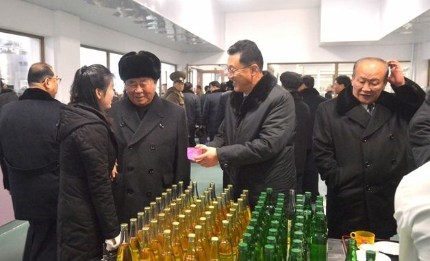 길주군 지방공업공장 방문한 주민들