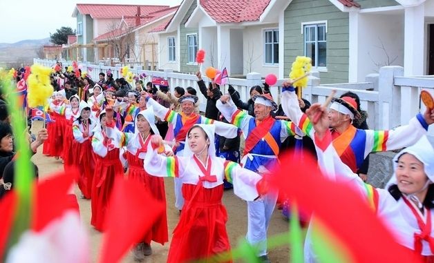 北 평안북도 영변 영음농장서 '새집들이' 경사…"흥겨운 춤판"